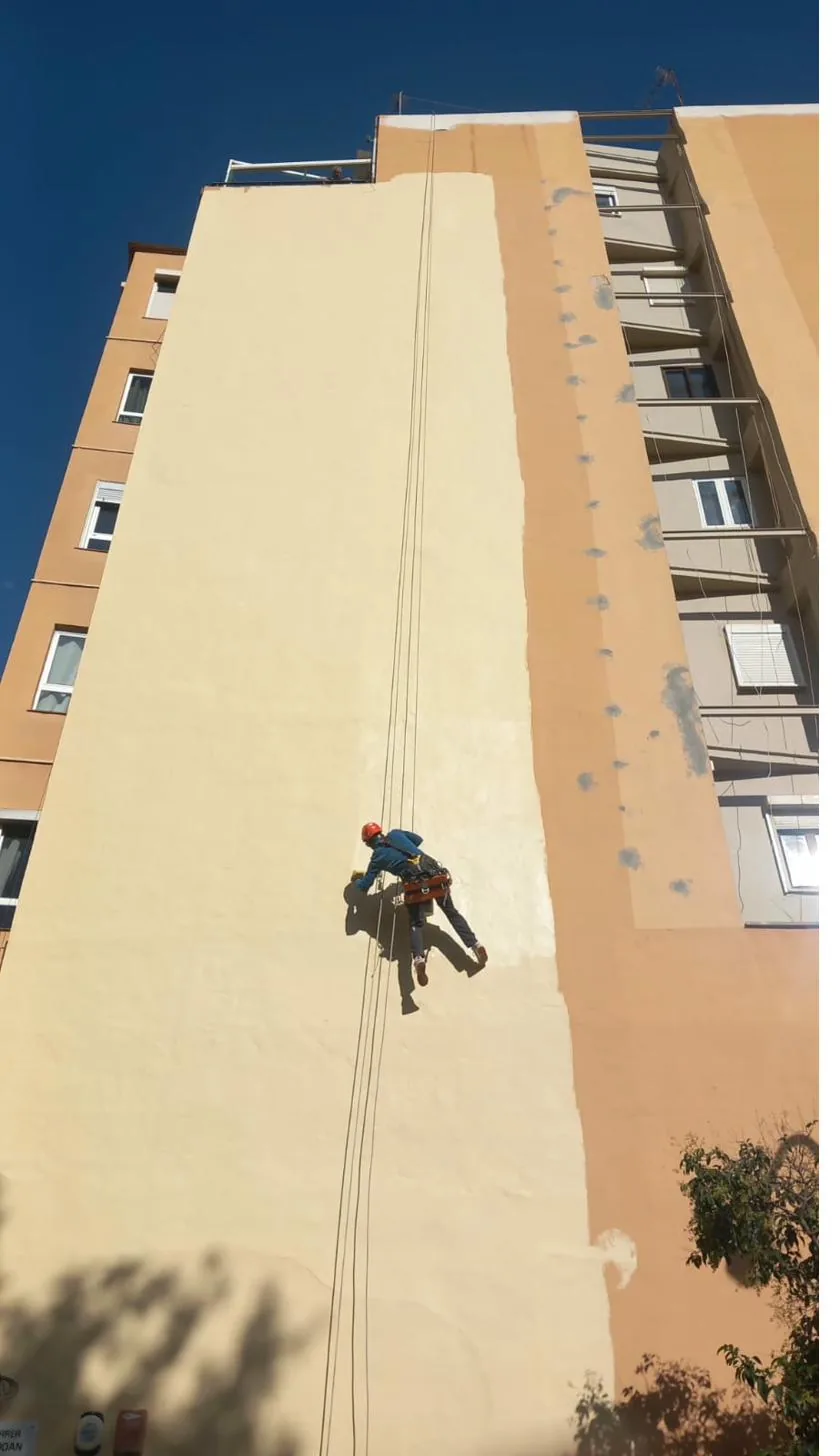 Andamio tubular montado en fachada de edificio en Mallorca durante obra de rehabilitación integral