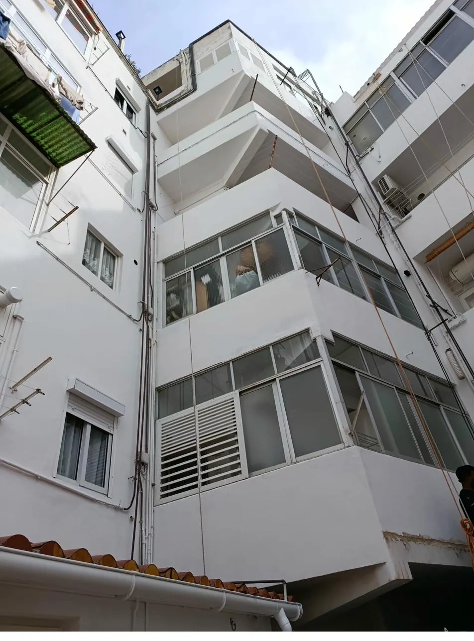 Fachada rehabilitada con acabado blanco terminada