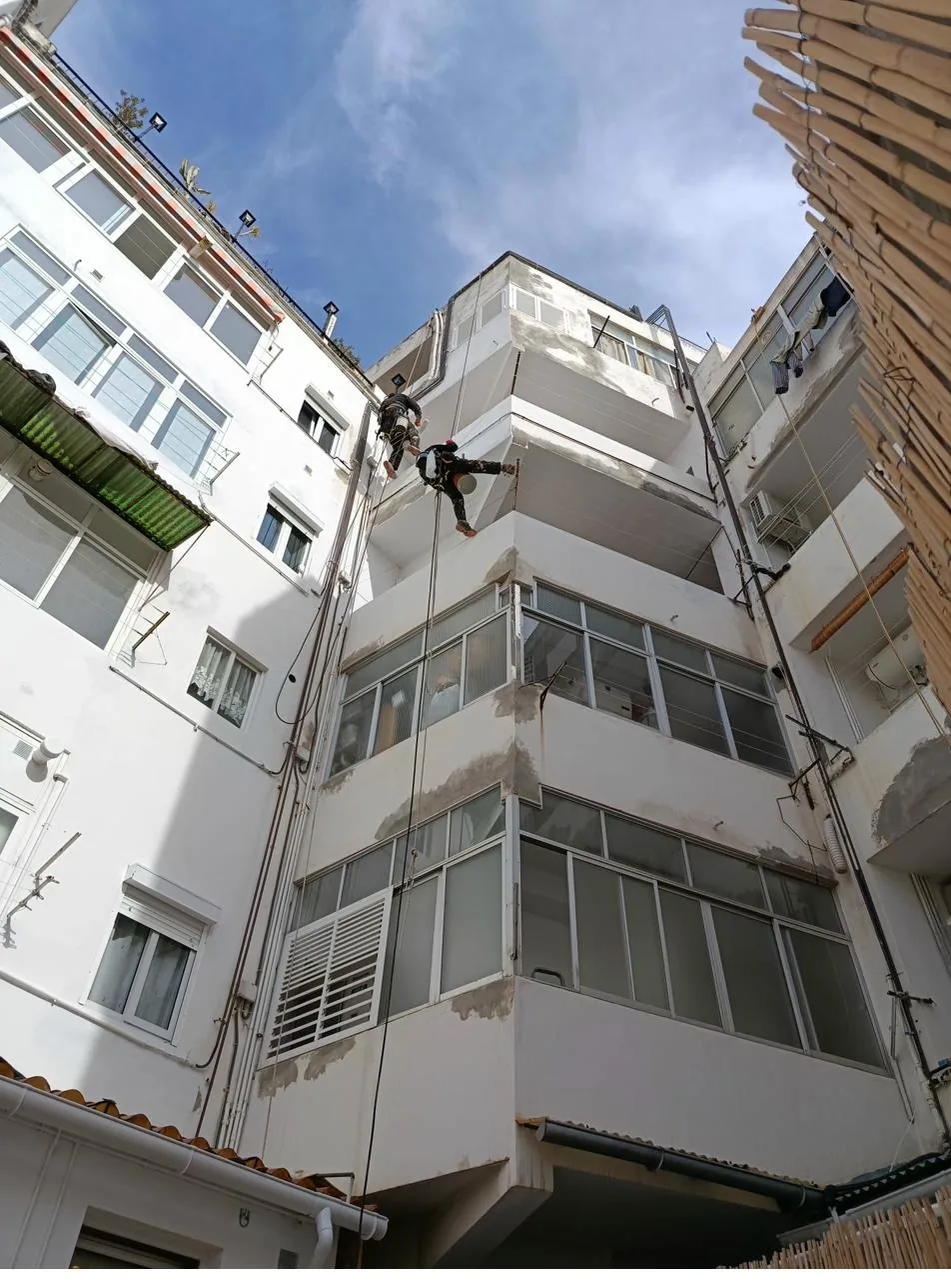 Verticales en obra de rehabilitación en patio interior