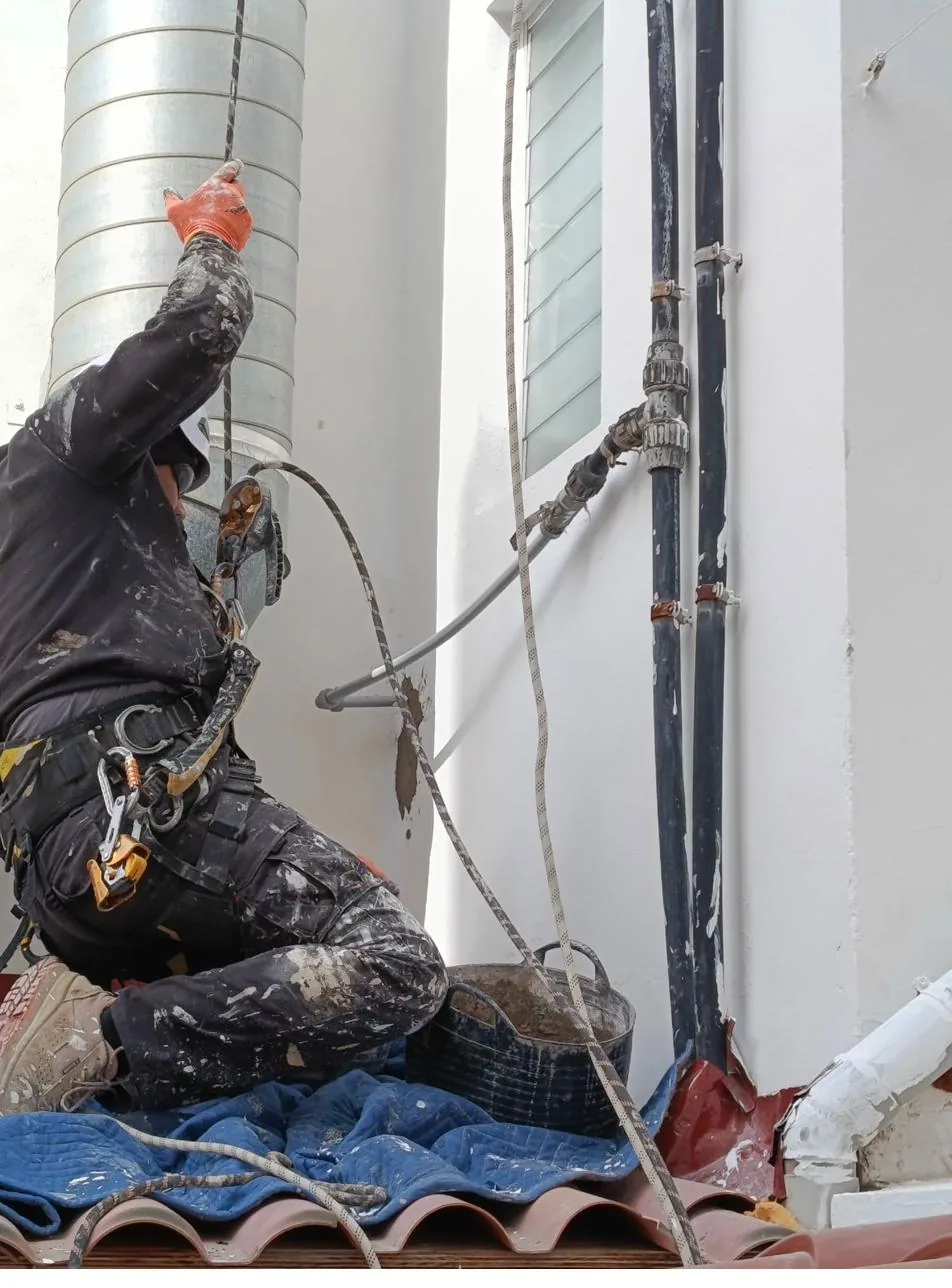Equipamiento profesional de trabajos verticales con arnés y mosquetones certificados Petzl según norma UNE-EN 795