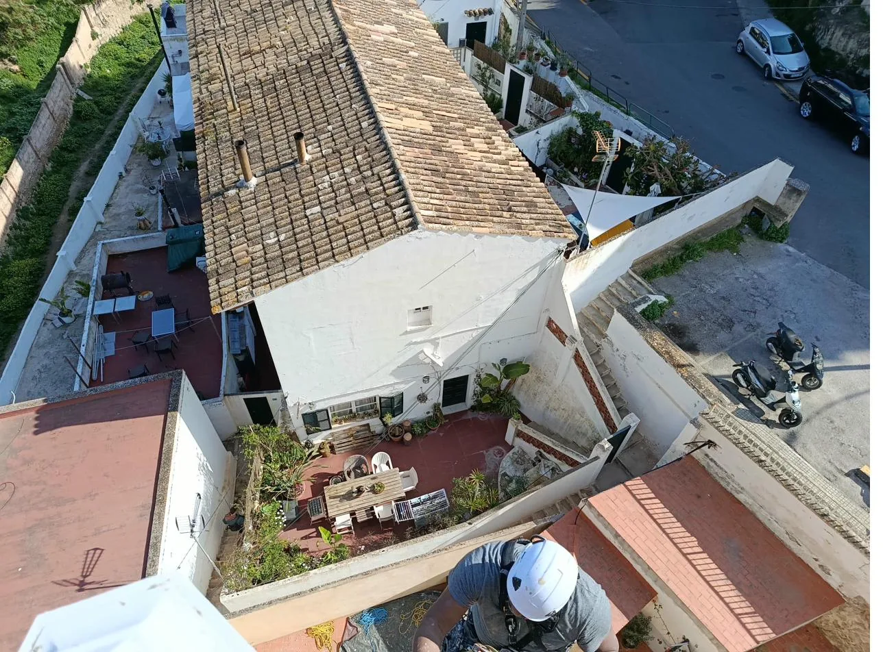 Cubierta de tejas mallorquinas con canalones limpiados por Roca Verticales