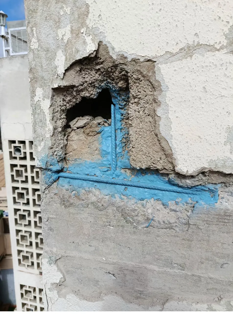 Detalle de armadura tratada con producto pasivante azul en proceso de impermeabilización y reparación estructural en Mallorca