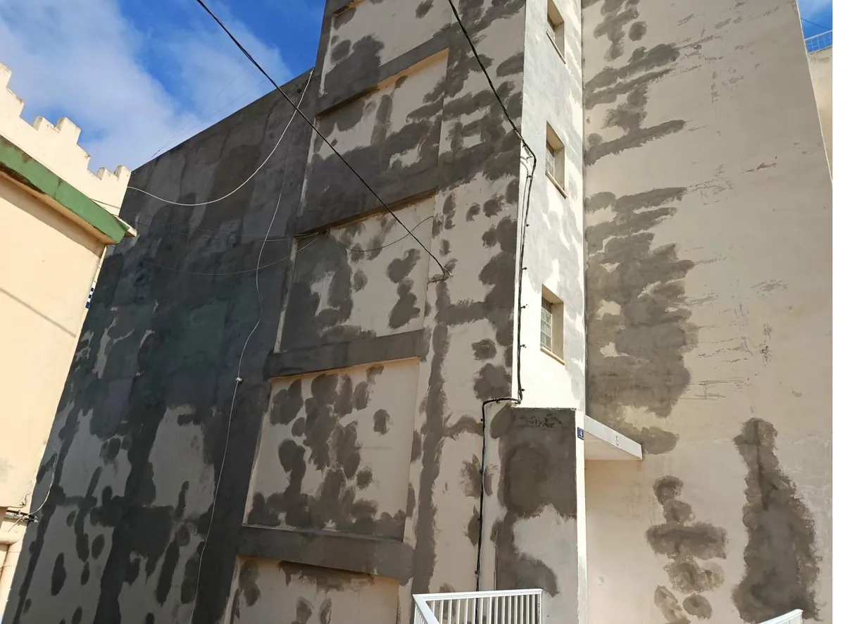 Fachada con humedades masivas por filtración desde cubierta