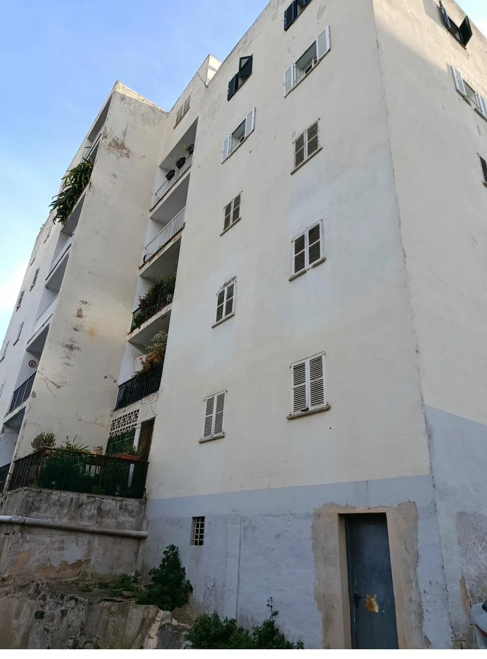Edificio en Mallorca con fachada en estado deficiente — candidato a deficiencias graves en la ITE municipal