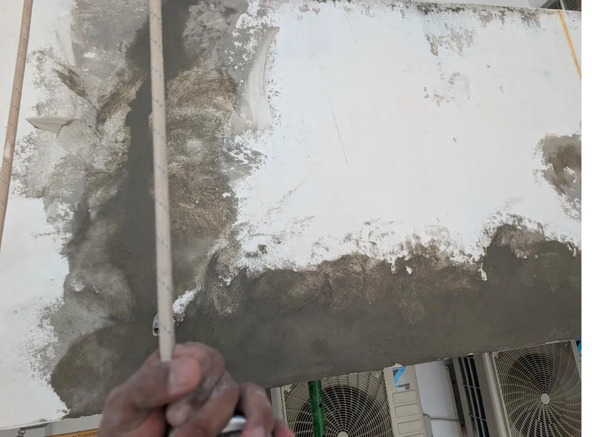 Reparación de canto de forjado con mortero técnico tras la retirada de bajante de uralita en un edificio de Mallorca
